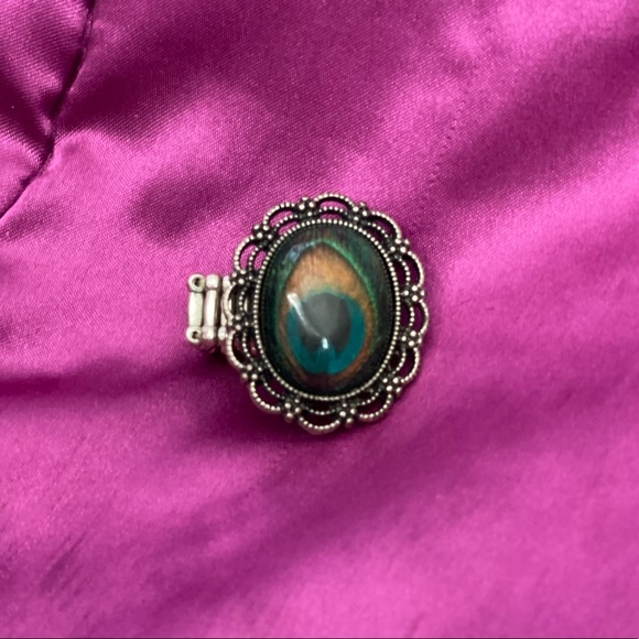 Peacock ring with silver hardware. - Picture 6 of 8